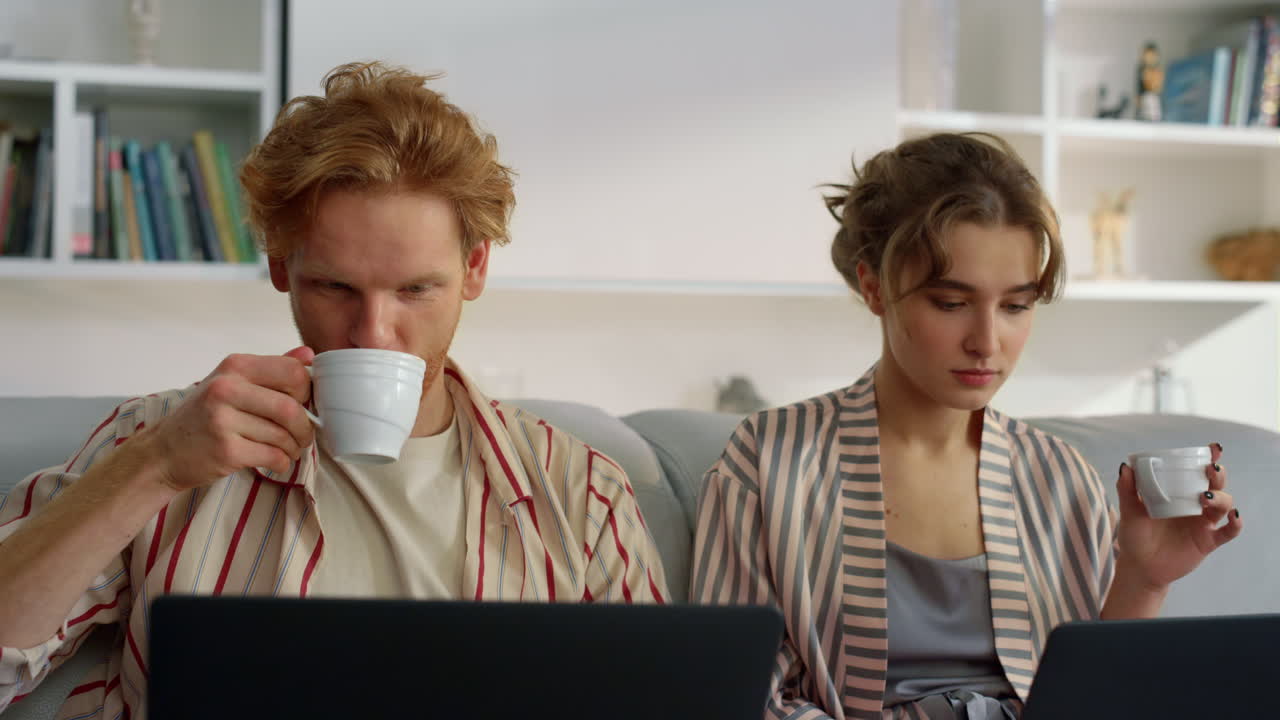 pareja familiar navegando por la web en un primer plano de la mañana de fin de semana. gerentes enfocados trabajando