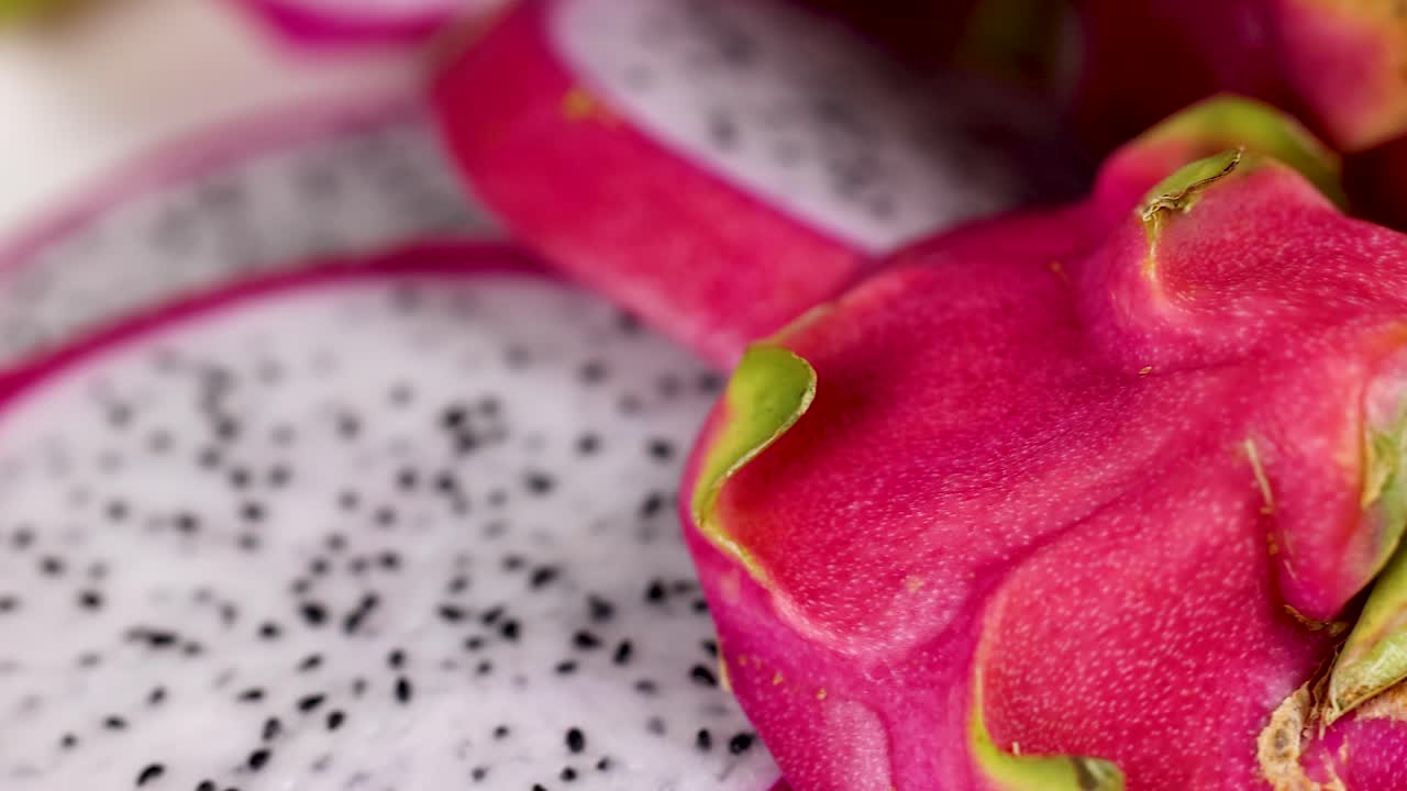 vista detallada de las rebanadas de frutas de dragón vibrantes