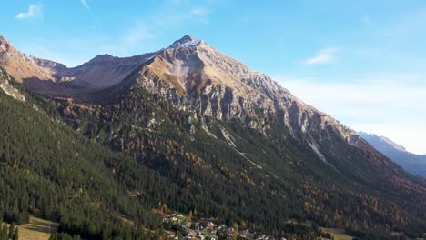 爬上格拉布恩登山的山坡, 被密集的森林所包圍