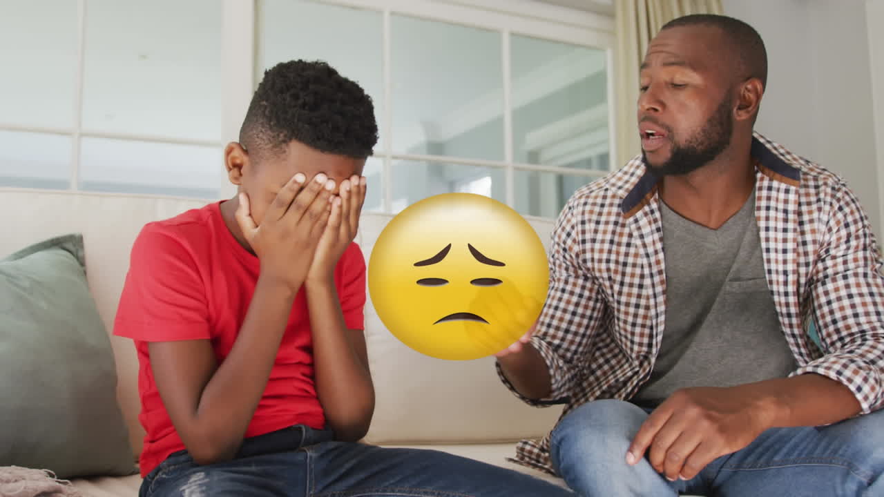 animación del icono de emoji triste sobre un padre afroamericano hablando con su hijo