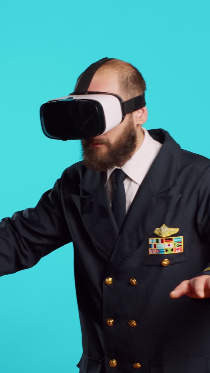 Video verticale: addetto di bordo che utilizza occhiali VR per una visione interattiva