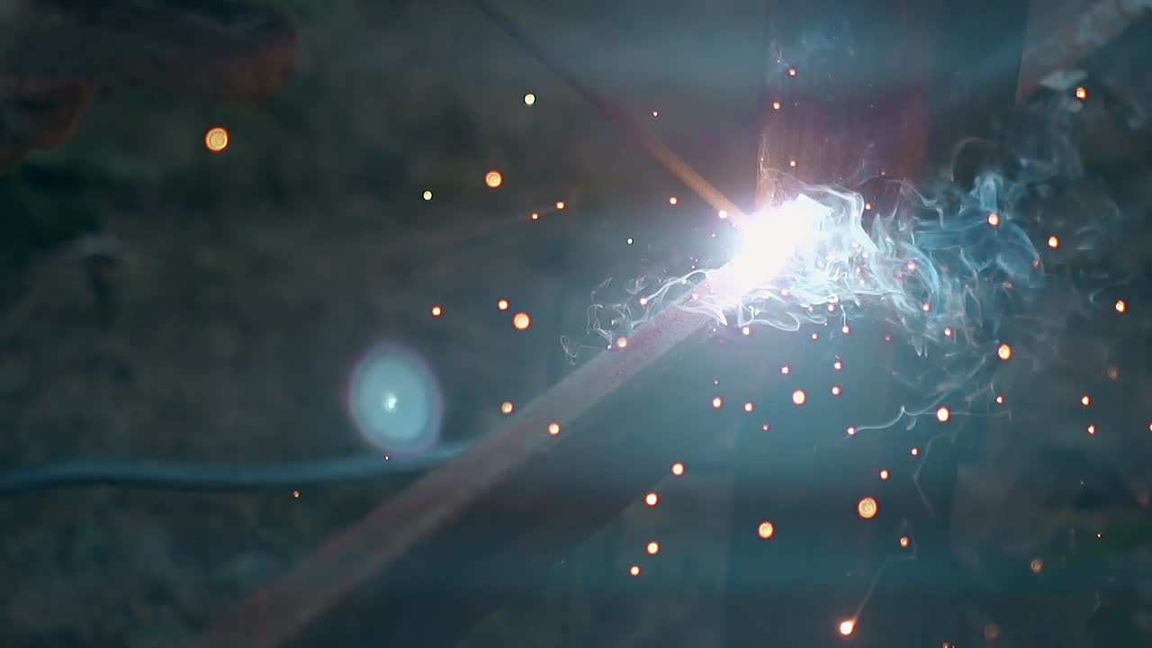 밤에 불꽃으로 울타리를 느리게 근접 용접하는 것