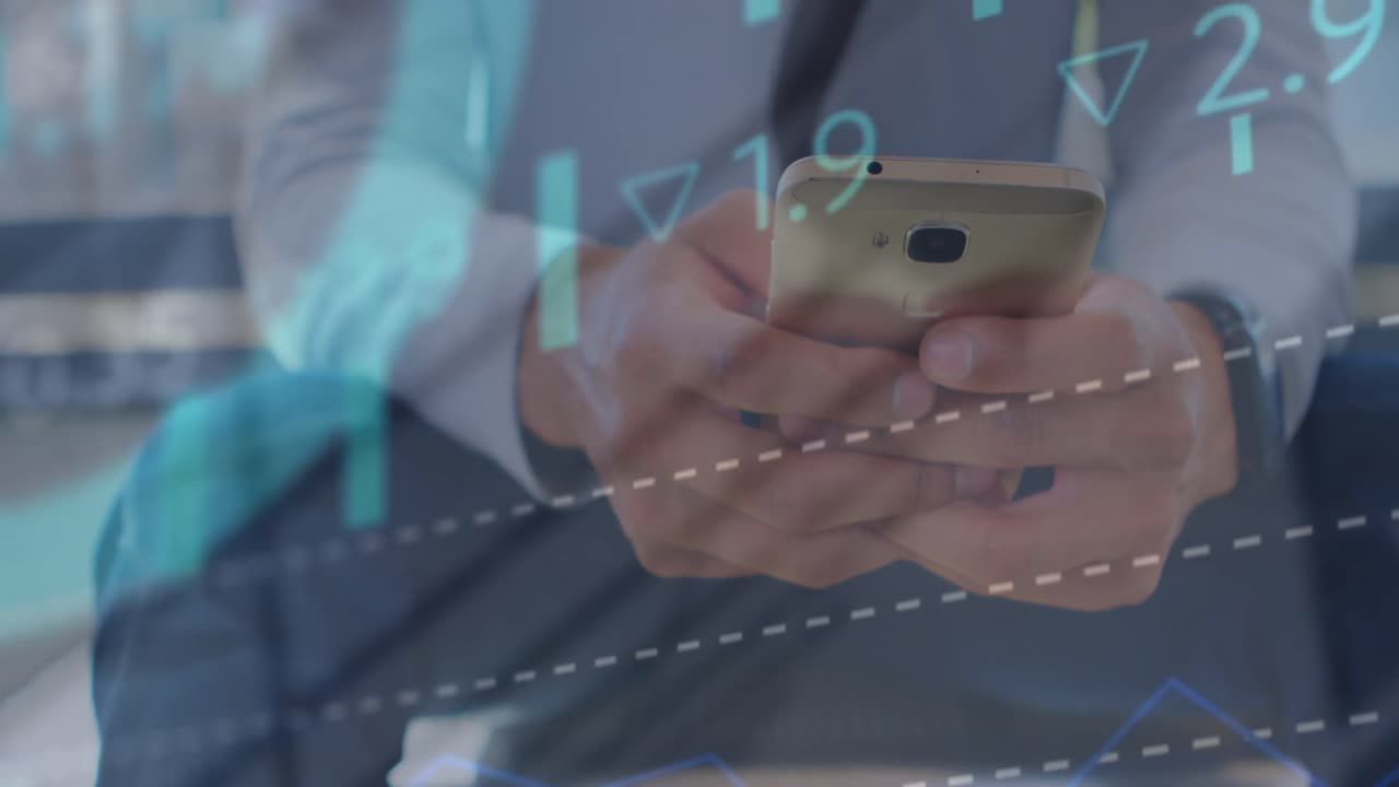 animación de datos financieros y gráficos sobre las manos de un hombre caucásico usando un teléfono inteligente
