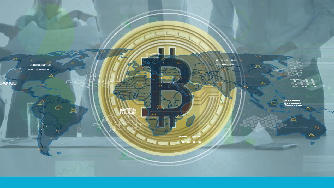 세계 지도와 비트코인 애니메이션을 통해 카우카스 남성 엔지니어가 사무실에 있습니다.