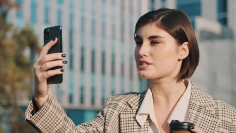 una joven mujer de negocios en el centro.