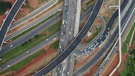 Un-Dron-De-Ojo-De-Pájaro-Disparó-Sobre-Un-Cruce-De-Carreteras-Ocupado-Con-Automóviles-Y-Carreteras-Que-Aún-Se-Están-Construyendo,-Durban,-Sudáfrica