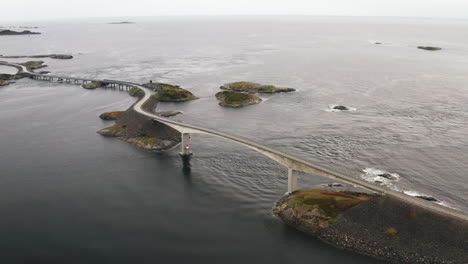 Storseisundet-Brücke-über-Die-Ruhige-Skandinavische-Meereslandschaft-An-Der-Atlantikstraße-In-Norwegen,-Europa