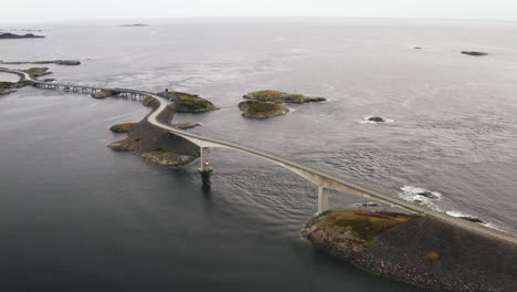 puente storseisundet sobre el sereno paisaje marino escandinavo en la carretera del océano atlántico en noruega, europa