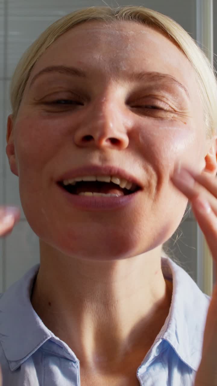 Donna che applica la crema per il viso