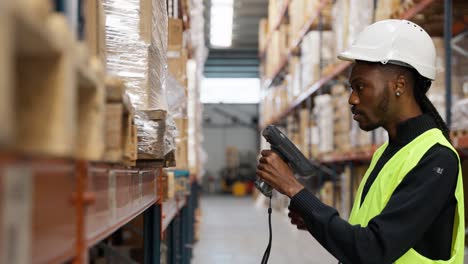 trabajador del almacén escaneando el inventario