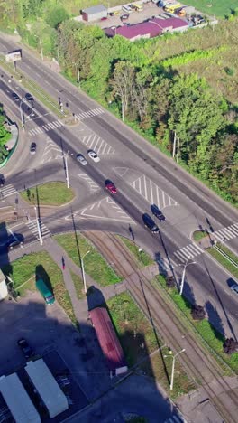 vista aérea de drones de la encrucijada en la ciudad moderna en la hora pico