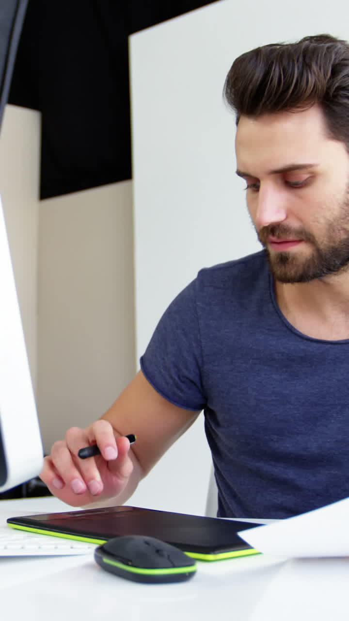 diseñador gráfico que utiliza una tableta gráfica