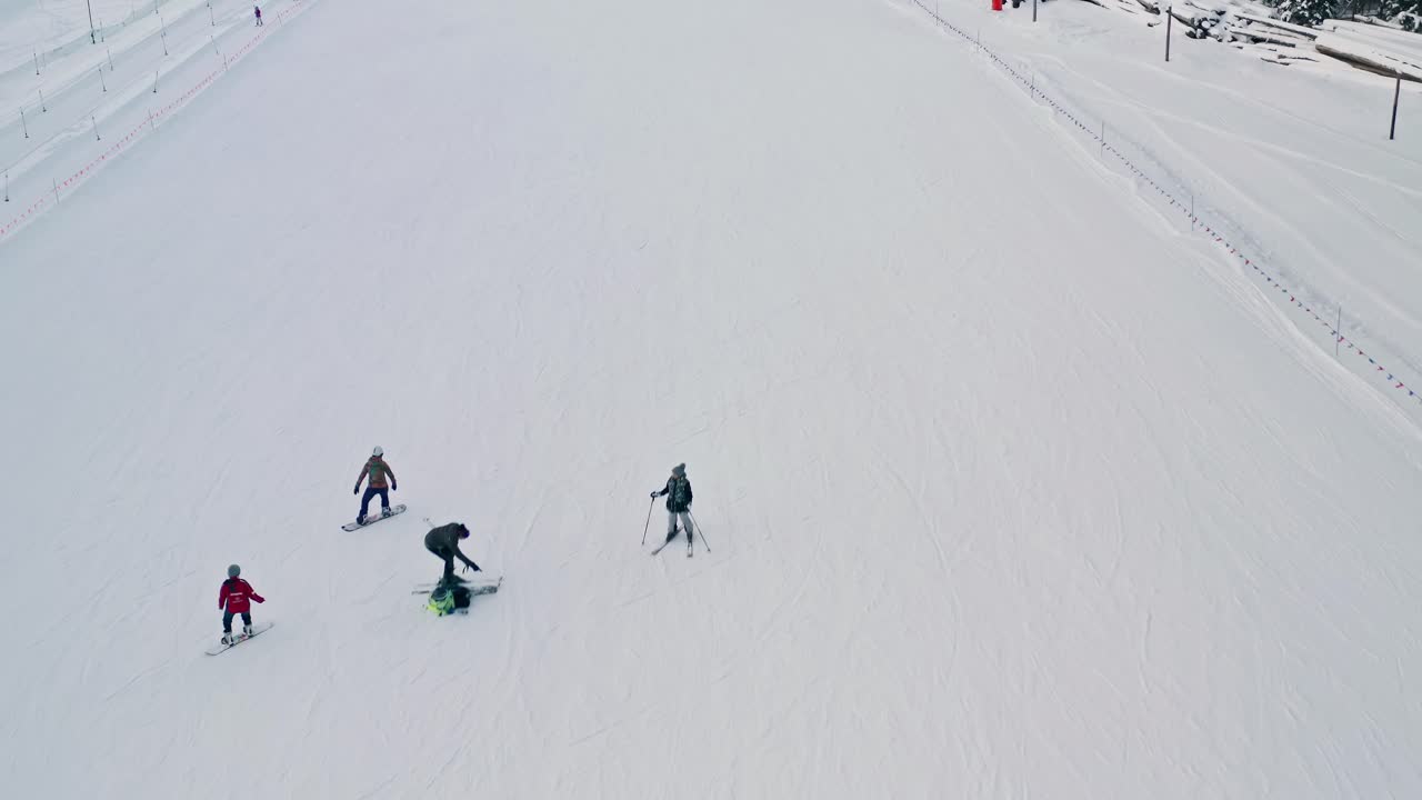 los turistas esquían en la estación de esquí ubicada en bialy potok, pequeña polonia.
