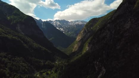 Disparo-De-Drones-Hacia-Adelante-De-Las-Montañas-Eslovenas,-En-Un-Día-Soleado-Con-Algunas-Nubes