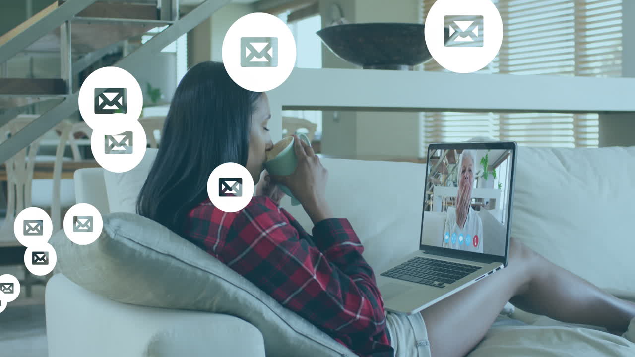 animazione di icone di buste di posta sociale sopra la donna che usa il portatile in videochiamata in sottofondo
