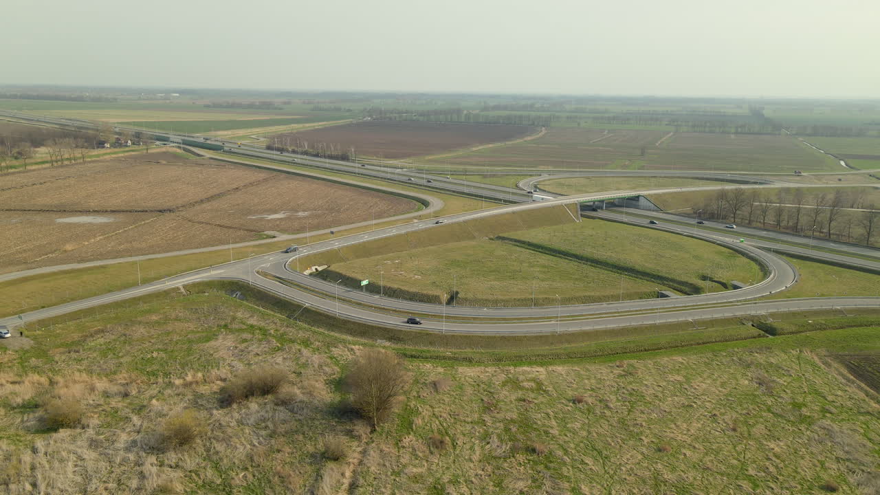 drone aéreo volando alrededor de la carretera de velocidad compleja carretera s7 cdry intersección con rampas intercambios y puente, polonia durante el día