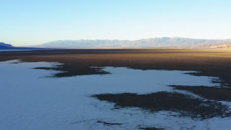 Vista-De-Pájaro-De-La-Cuenca-Badwater-En-El-Parque-Nacional-Del-Valle-De-La-Muerte,-Cubierta-Con-Una-Gruesa-Capa-De-Sal