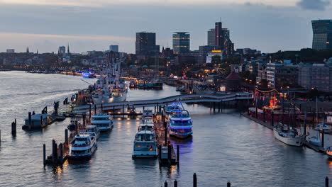 Hamburger-Skyline-In-Der-Abenddämmerung-Mit-Yachten