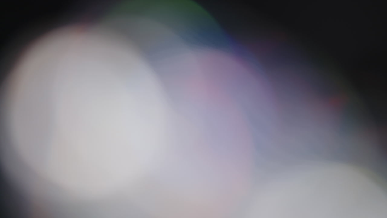 Flerfarvede lyspletter 4K-optagelser på sort baggrund, der stilisere videoovergange bokeh-effekt