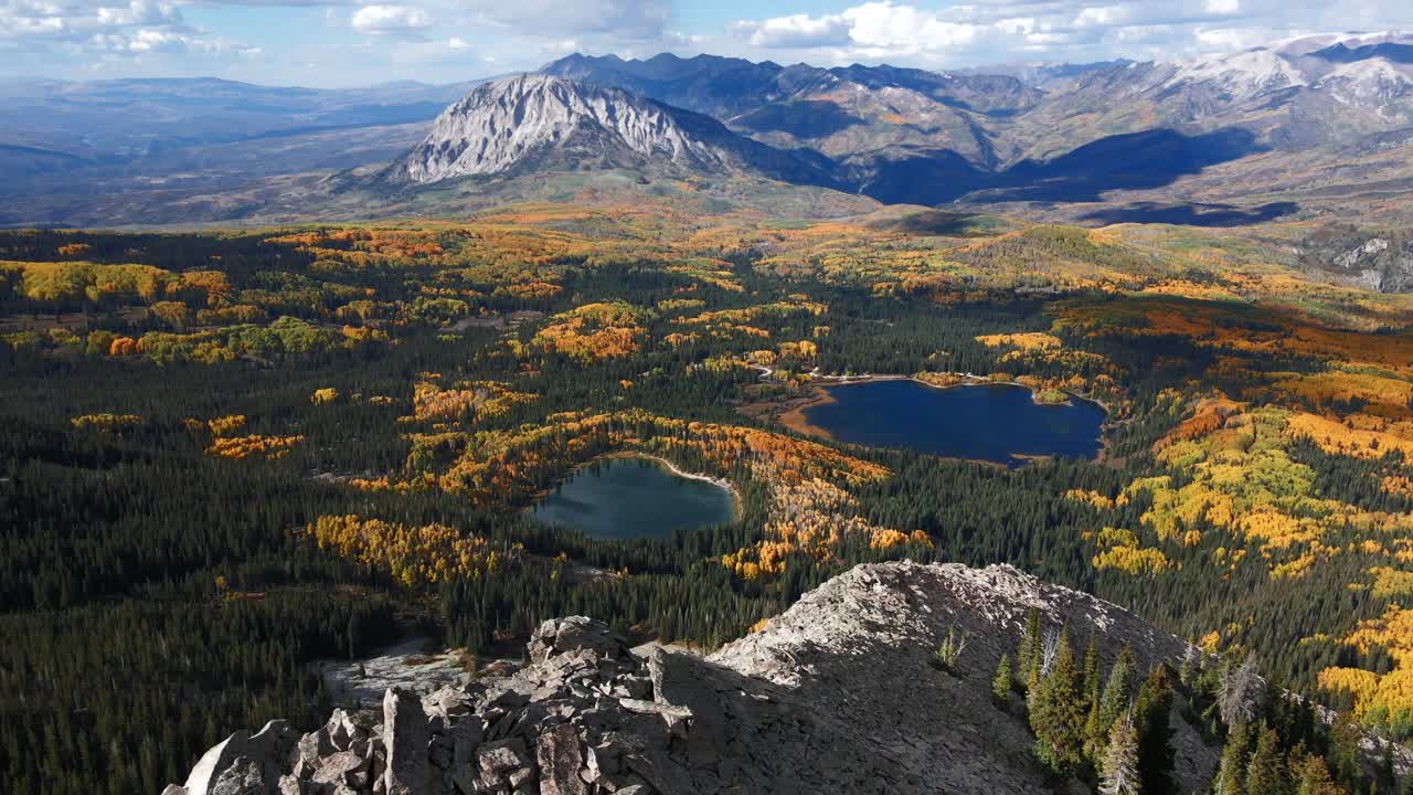 Att flyga en drönare under en vacker höstsäsong vid Keblerpasset i Colorado, fantastiska bergsvyer nära Lost Lake