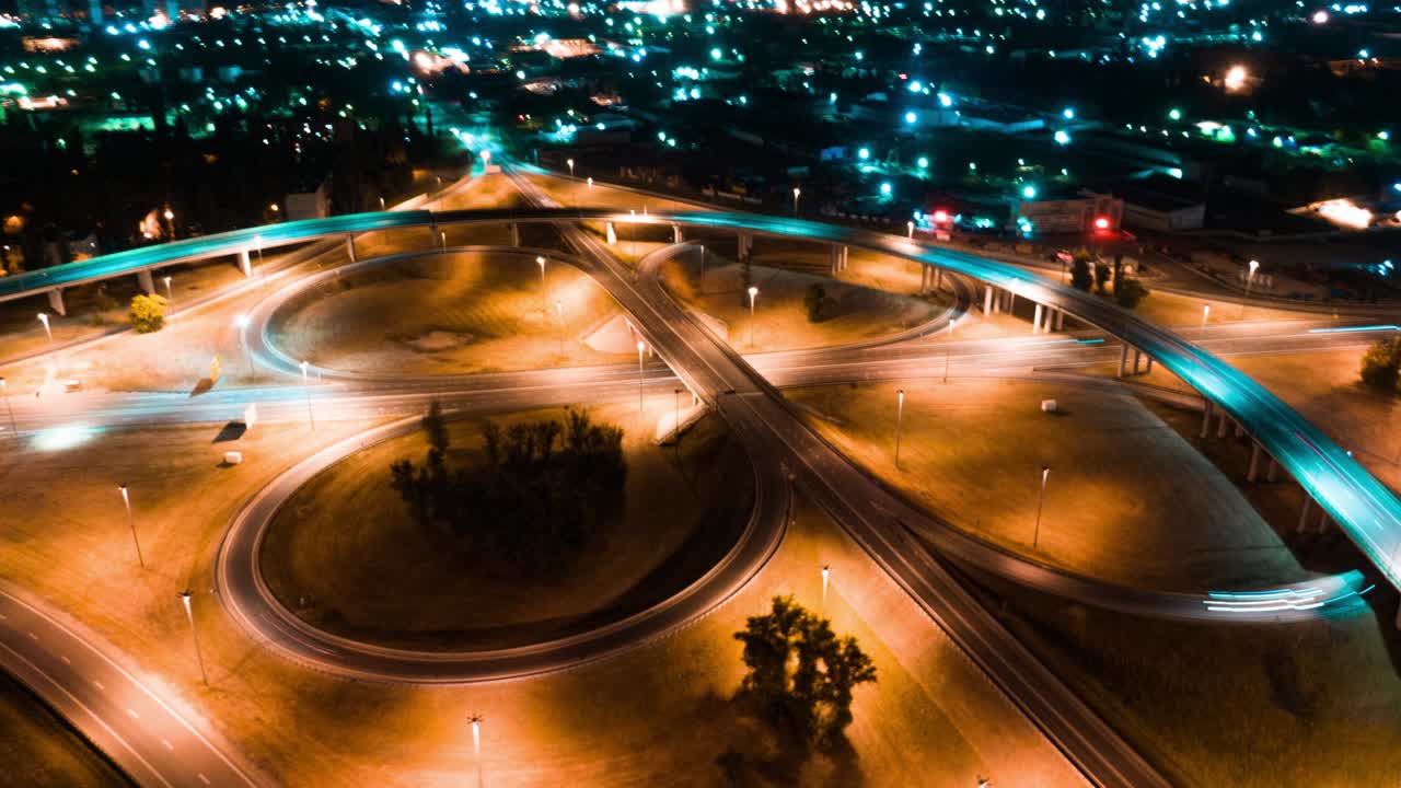 hiperlapso del tiempo del tráfico nocturno de la ciudad