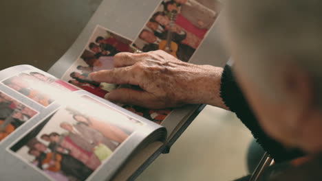 anciana con un álbum de fotos
