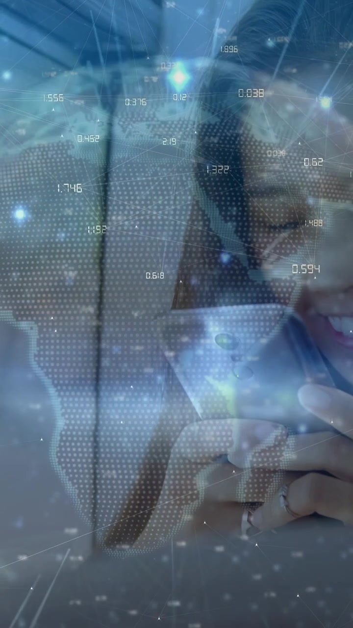 Video verticale: Donna che avvicina il telefono e tocca, visualizzando numeri di un globo digitale per la tecnologia.