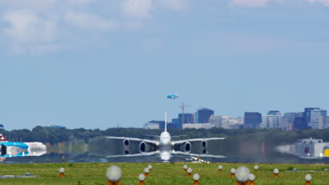 에어버스 a380이 스키폴 공항에 착륙합니다.