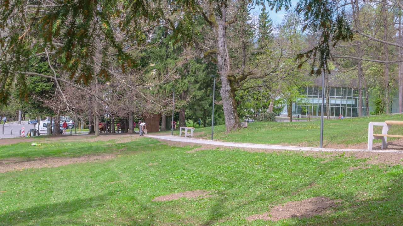 una toma panorámica suave de un parque vacío en un día soleado
