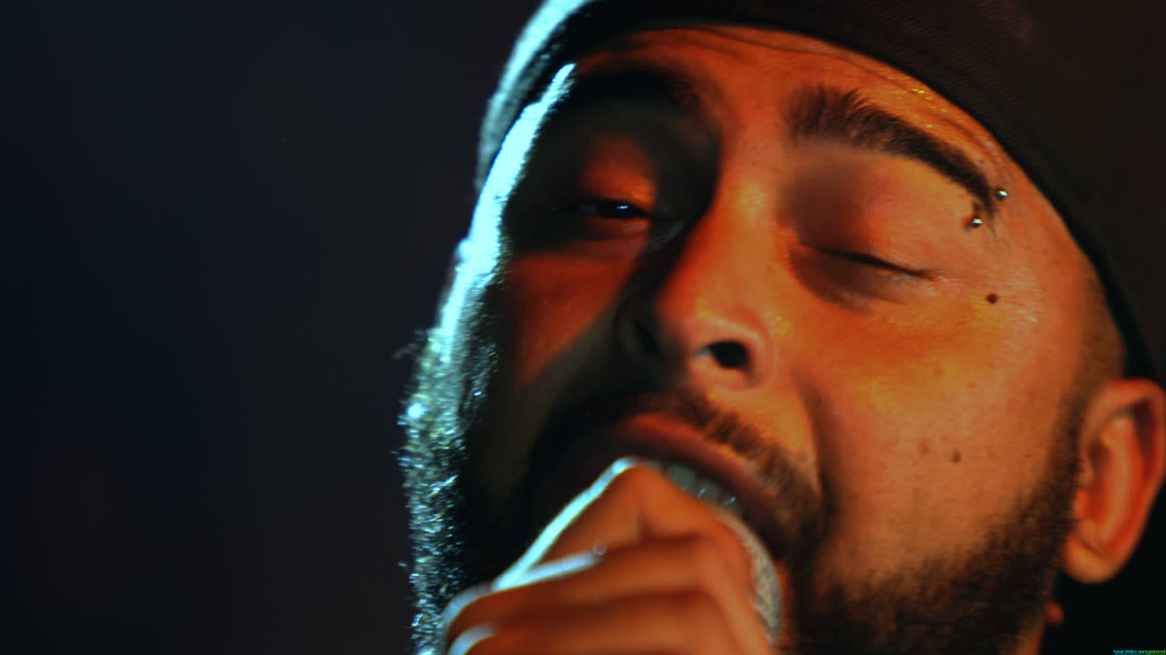 cantante actuando en el escenario 4k