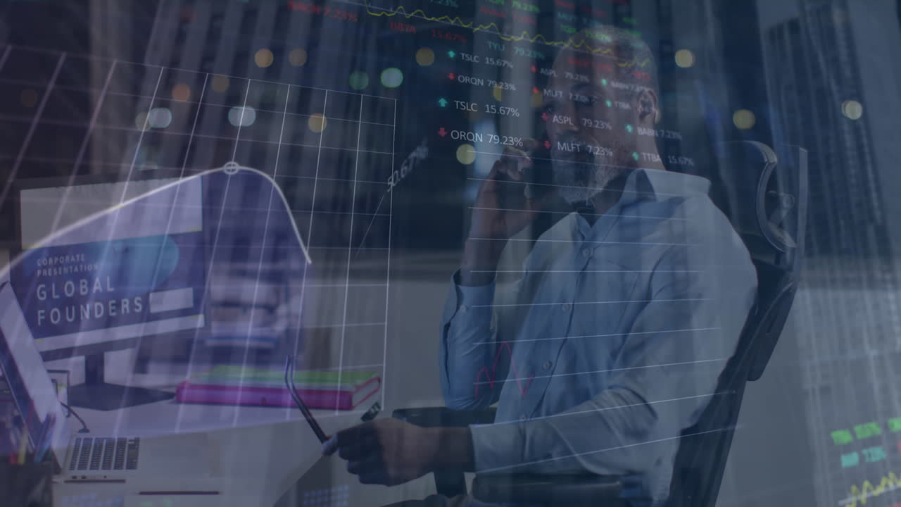 animación del procesamiento de datos financieros sobre un hombre de negocios afroamericano hablando por teléfono inteligente