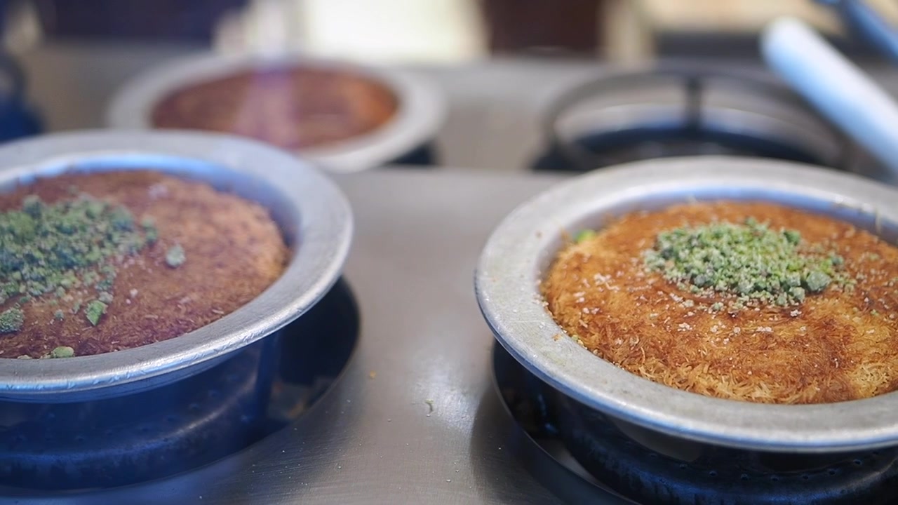 Dessert Kunefe tradizionale turco in cottura su un fornello