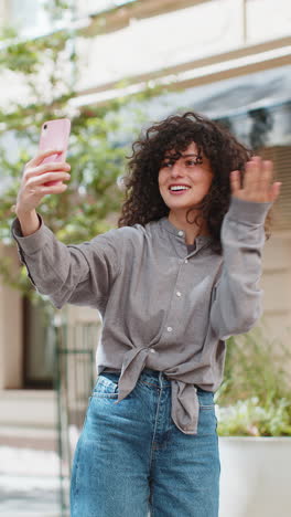 Joven-Blogger-Tomando-Selfie-En-Videollamada-De-Teléfono-Inteligente-En-Línea-Con-Suscriptores-En-La-Calle-De-La-Ciudad