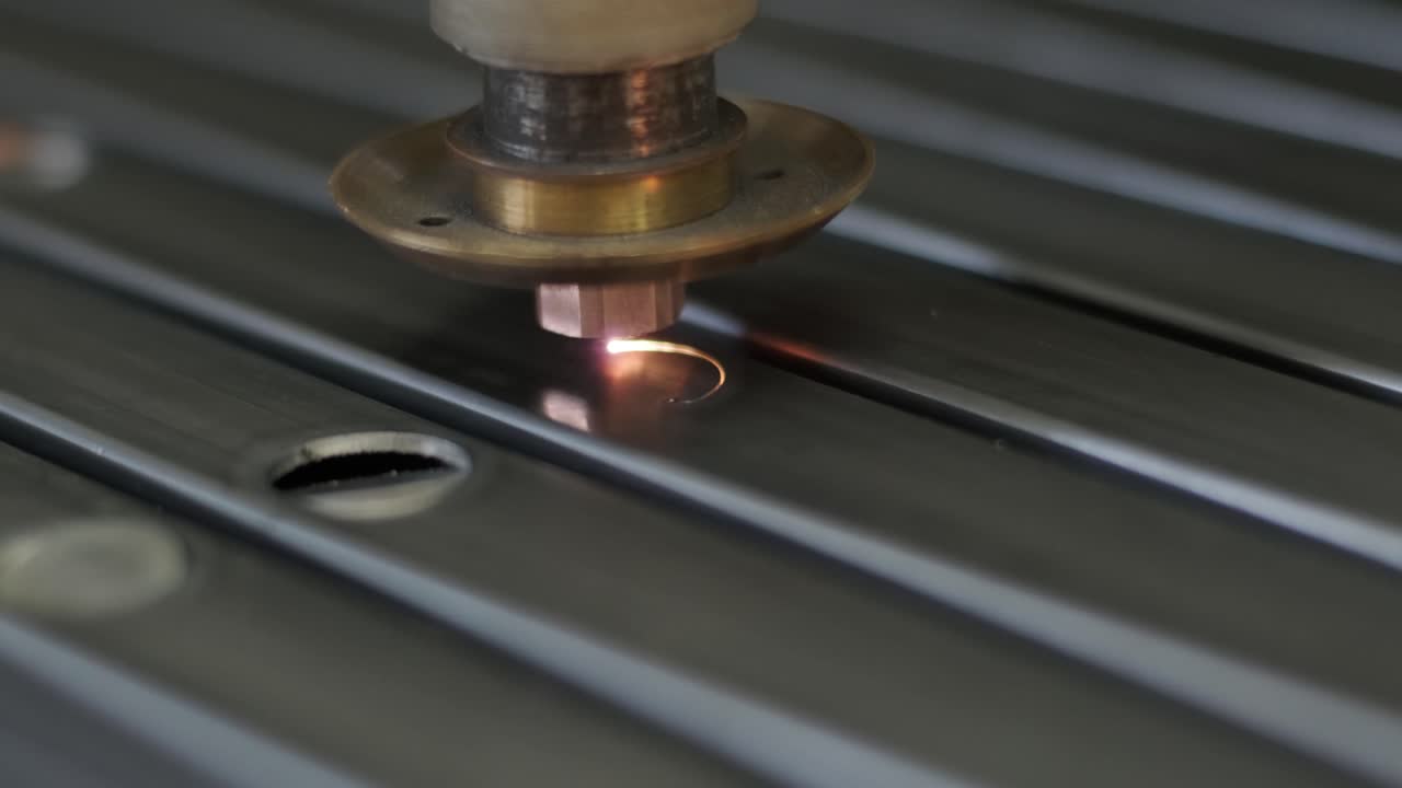 cnc 금속 절단 기술과 함께 현대 산업 레이저 기계: 현대 공장에서 강철 파이프의 레이저 절단. 레이저는 파이프에 구을 습니다.