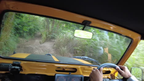 Pov-Fährt-In-Bali,-Indonesien,-In-Einem-Gelben-Jeep-Eine-Holprige-Straße-Hinauf