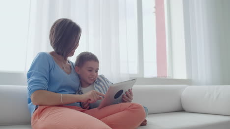 Mutter-Und-Sohn-Spielen-Zu-Hause-Mit-Digitalem-Tablet.-Junge-Mutter-Mit-Ihrem-5-jährigen-Lächeln-Mit-Digitalem-Tablet-Zu-Hause