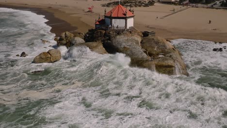 Zeitlupe-Der-Wellen,-Die-Auf-Die-Kapelle-Am-Strand-Treffen