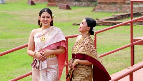 dos mujeres con trajes tradicionales tailandeses en ayutthaya