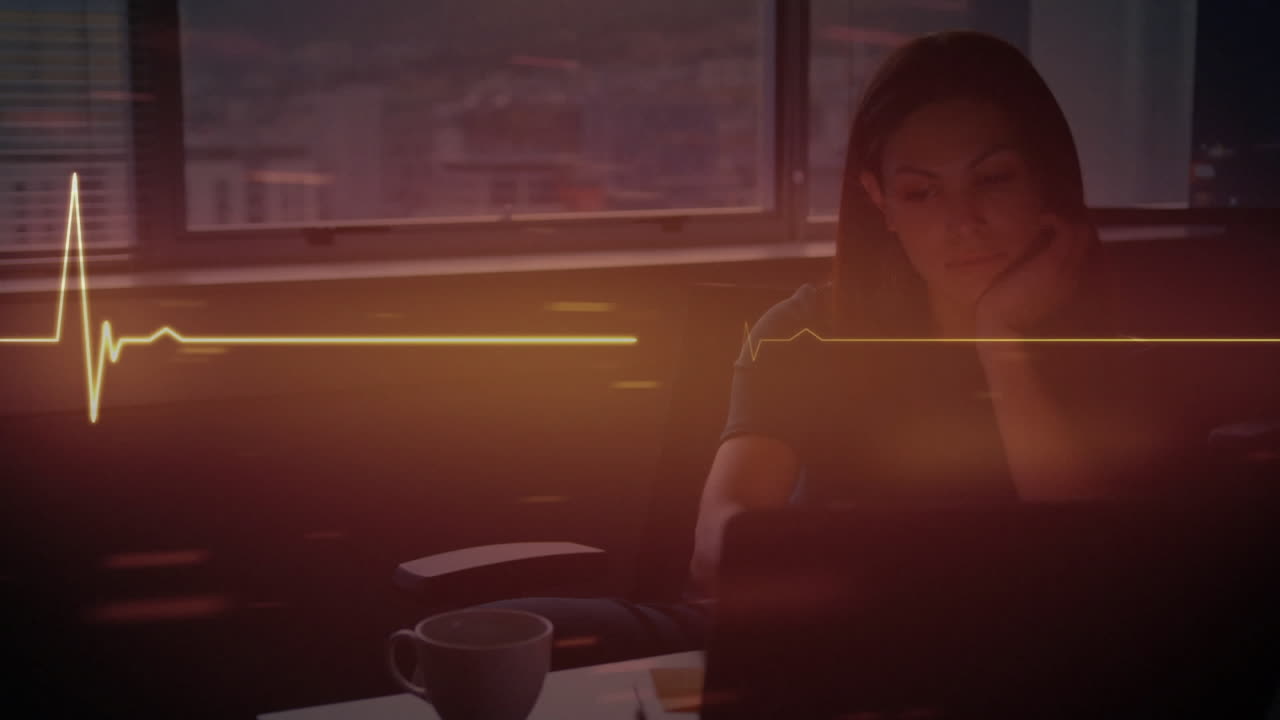 Animazione di ritmo cardiaco illuminato su una donna birazziale pensierosa con caffè che lavora al laptop.