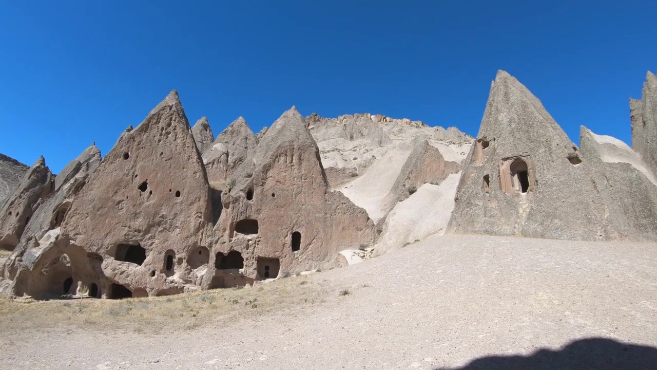 Vista panorámica de antiguas viviendas rupestres en Capadocia
