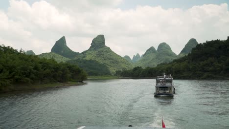 bateau de croisière sur la rivière li entouré par la nature à guilin chine