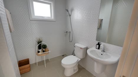 Baño-Elegante-Blanco-Limpio-Con-Cabezal-De-Ducha