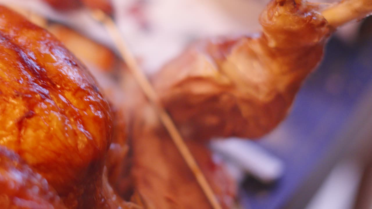 은 고기 다리가 갈색 질과 함께 주요 관절에서 조각됩니다. xmas 추수감사절 시즌 전통 음식 영상 4k.