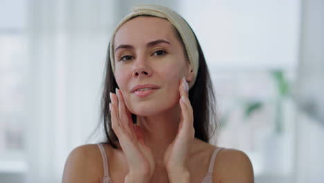 tratamiento facial de modelo positivo en el hogar espejo pov retrato. masaje facial de mujer