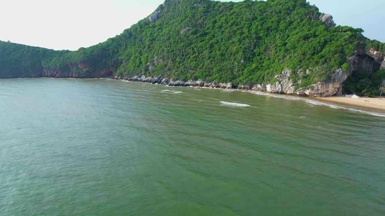 아름다운 바다 파도에 대한 4k 공중 드론 뷰, 바다를 날아다니는.