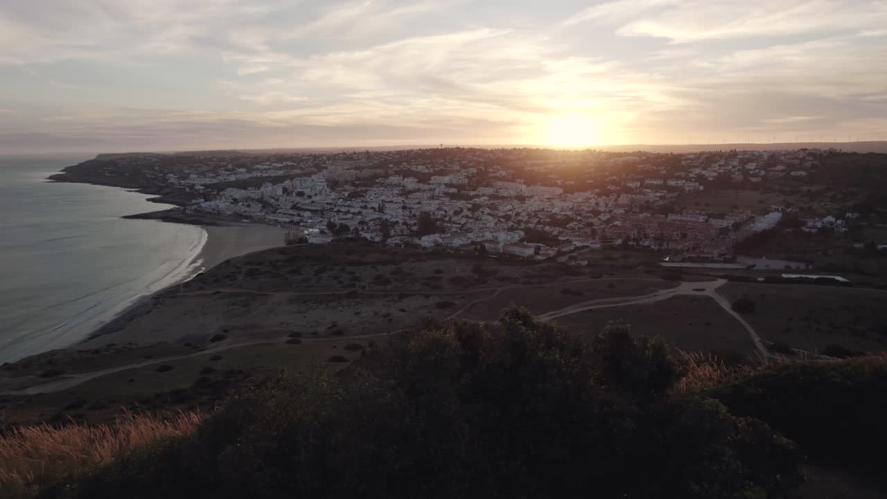 grúa para revelar la puesta de sol sobre praia da luz, algarve - antena