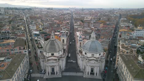 Vista-Aérea-Fija-De-Dos-Iglesias-Gemelas-En-La-Piazza-Del-Popolo-Con-El-Altar-De-La-Patria-Al-Fondo