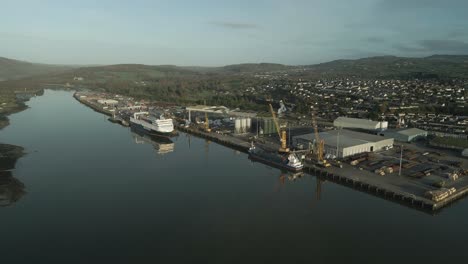 Concurrido-Puerto-Comercial-De-La-Ciudad-De-Omeath-Louth-Dundalk,-Irlanda-Antena