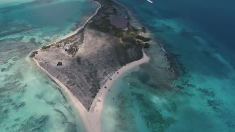 Isla-Tropical-De-Cayo-De-Agua,-Vista-Aérea-Superior-Inclinada-Hacia-Arriba-Revela-El-Paraíso-En-La-Tierra