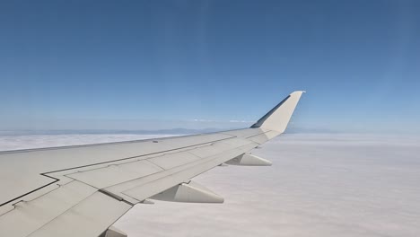 mirando por la ventana de un avión - la emoción de ir de vacaciones